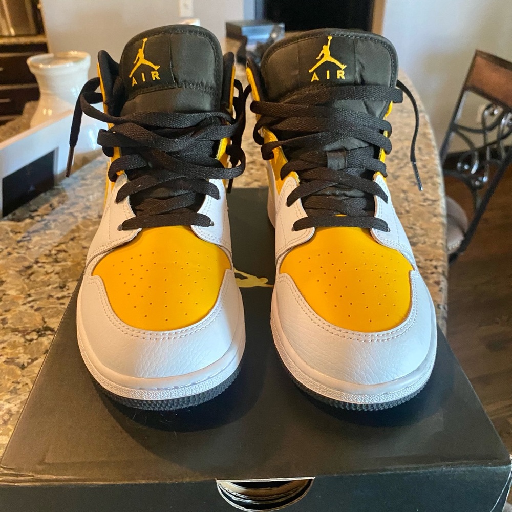 Air Jordan 1 Mid Yellow